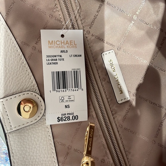 MICHAEL KORS ARLO LARGE GRAB BAG SHOULDER TOTE MK LEATHER GOLD~2 BAGS IN 1
NWT - Picture 7 of 16
